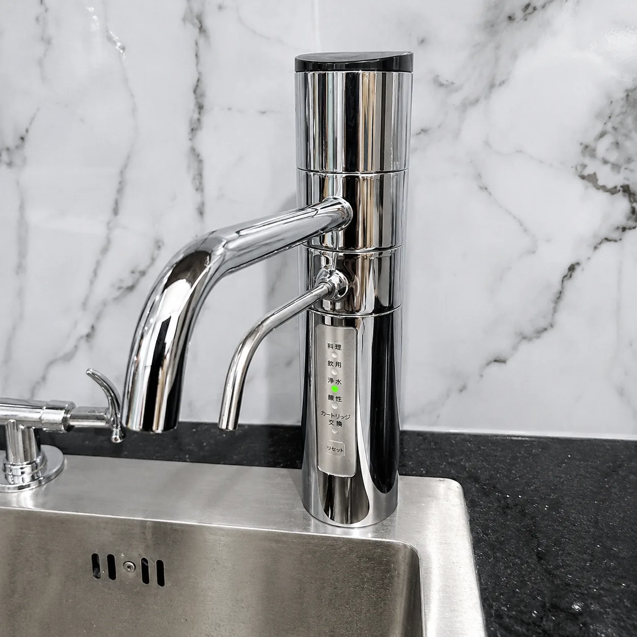 Vòi Toclas OHA23Y-501 trên bồn rửa