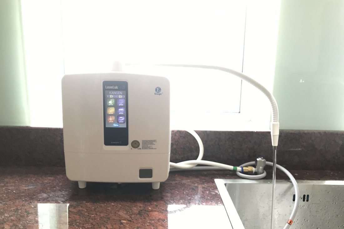 Máy Kangen đặt trên mặt bàn bếp