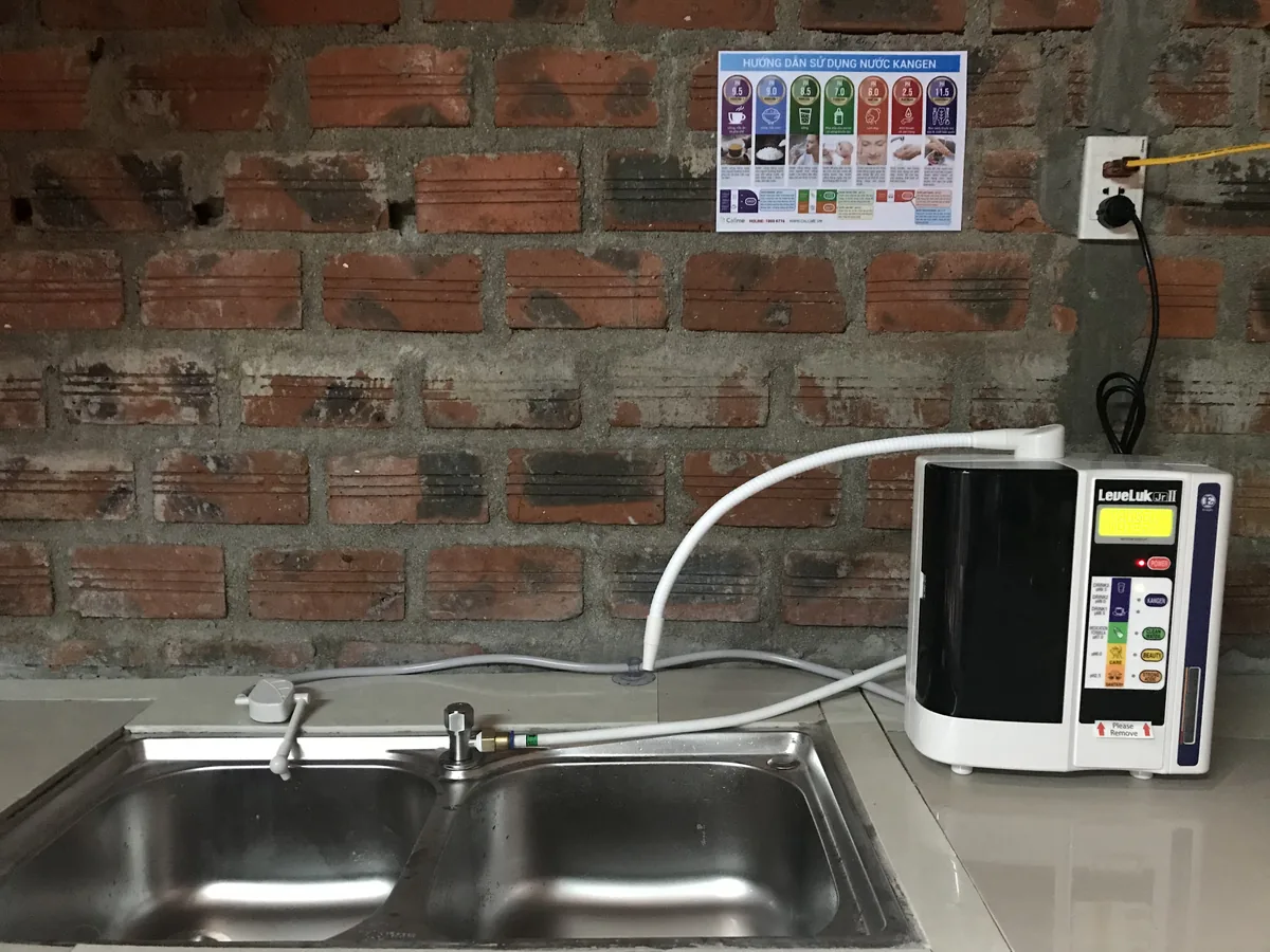 Máy điện giải Kangen lắp tại bàn bếp kèm tiền lọc Kitz